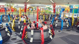 הכניסה לפארק לגולנד דובאי במתחם Dubai Parks and Resorts