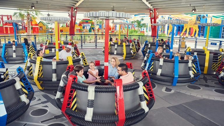 הכניסה לפארק לגולנד דובאי במתחם Dubai Parks and Resorts