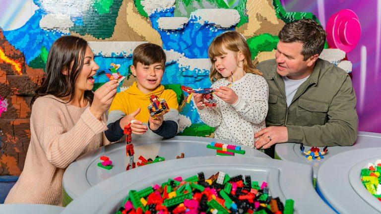 מתחם LEGO MYTHICA בלגולנד וינדזור עם דגמי יצורים מיתיים מלבני לגו