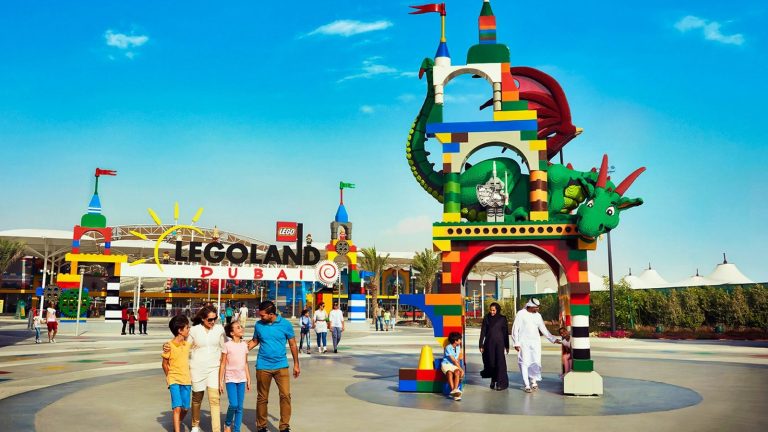 הכניסה ללגולנד דובאי במתחם Dubai Parks and Resorts