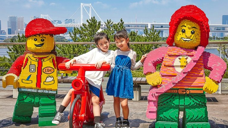 ילדים משחקים במתחם המקורה של לגולנד דיסקברי סנטר